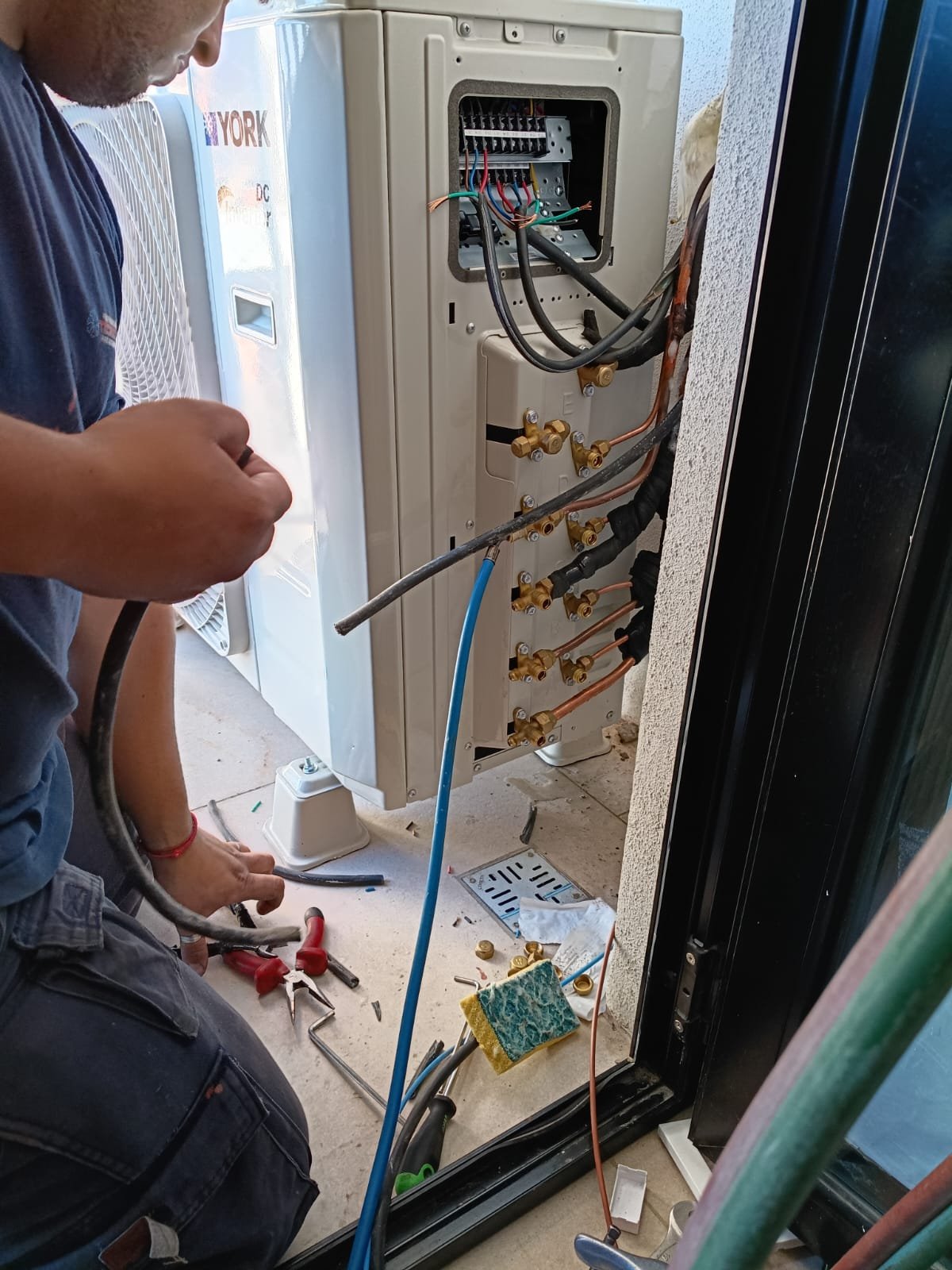 Trabajo de instalación y refrigeración por Tecniclima